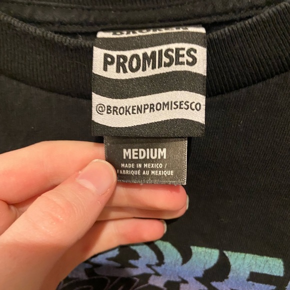 👚💄 zumiez Broken Promises Black T-shirt EUC - Picture 3 of 4